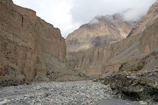 17 Rocky Trail Between Sarak And The Bridge Towards Kotaz On Trek To K2 North Face In China.jpg